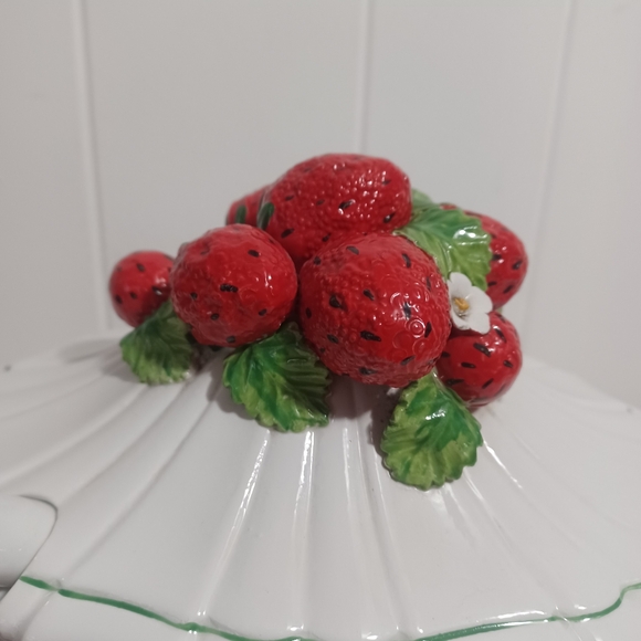 Italian Strawberry Tureen - Picture 6 of 13